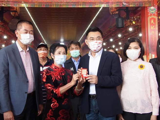 国民党主席江启臣（右二）云林参拜，强调反莱猪公投是帮蔡总统解决问题。（张朝欣摄）