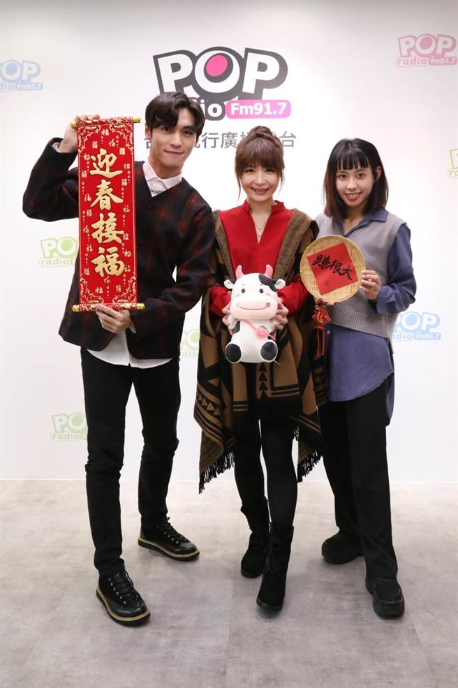 面对Eva(中)准备的歌曲挑战赛,王振诺(左)、李芷婷默契十足的合音让听眾大饱耳福。POP Radio提供