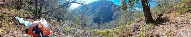 信义山岳无双村路段有51岁女山友登山骨折，消防队预计下午3点抵达救援。（民眾提供／黄立杰南投传真）