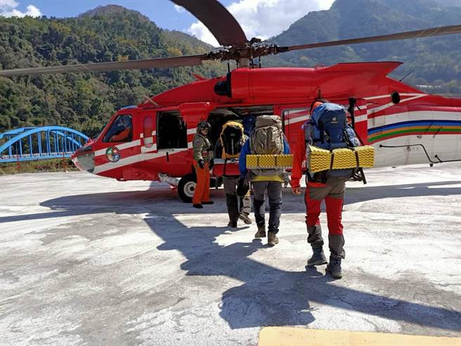 2021.02.16 南投县▲信义山岳无双村路段有51岁女山友登山骨折，消防队预计下午3点抵达救援。（民眾提供／黄立杰南投传真）