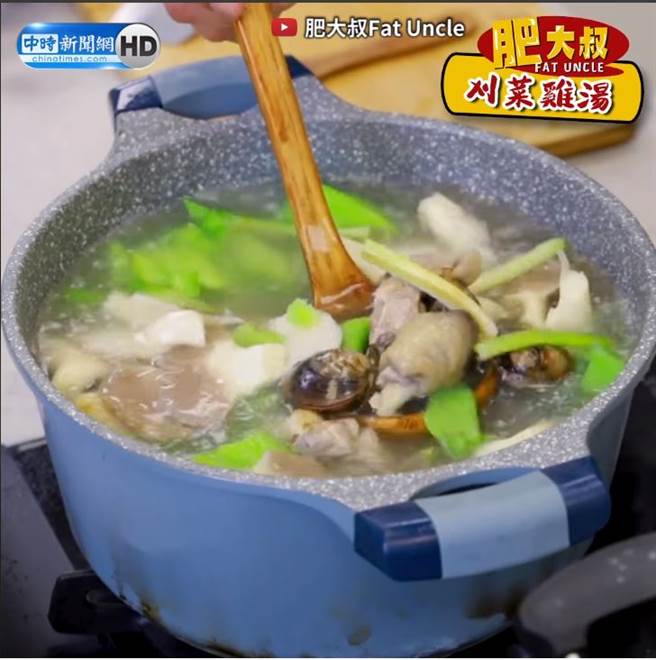 加入蛤蜊一起烹煮可以让鸡汤甜度升级