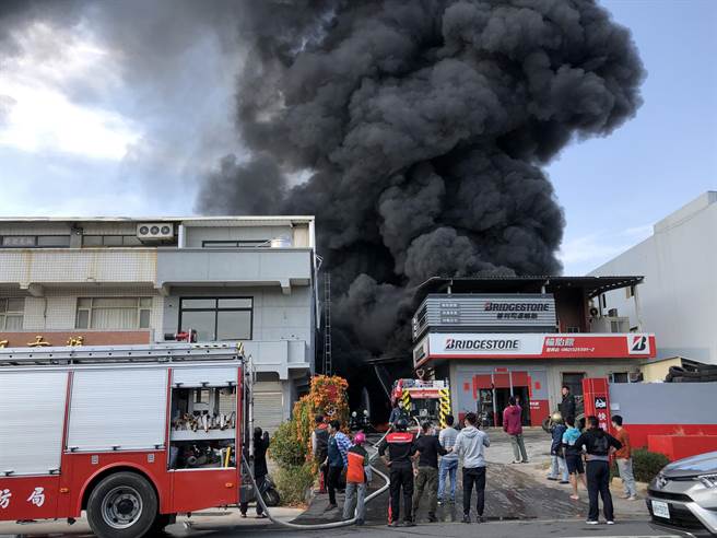 金門伯玉路段今天中午發生大火，火勢波及1家輪胎行倉庫，黑色滾滾濃煙直衝天際，數公里外都可一見。（李金生攝）