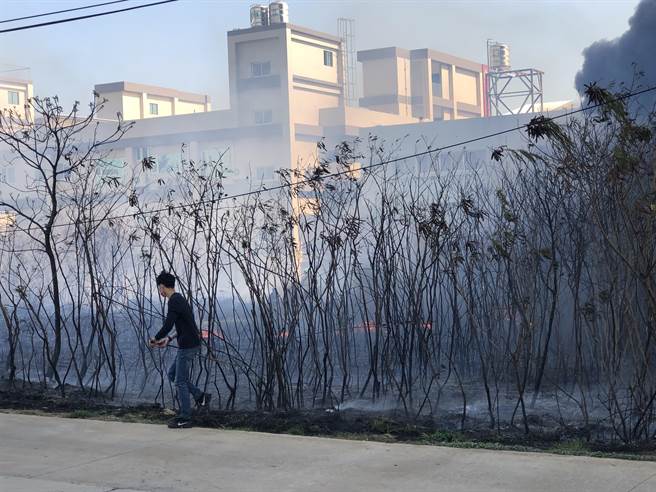 這場震驚全島的大火警，目前並未發現人員受困，起火原因不排除是燃放鞭炮引起。（李金生攝）