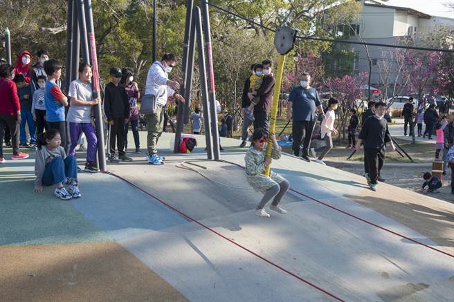 大甲铁砧山雕塑公园春节连假游客如织，全新游憩设施最受小朋友青睐。（王文吉摄）