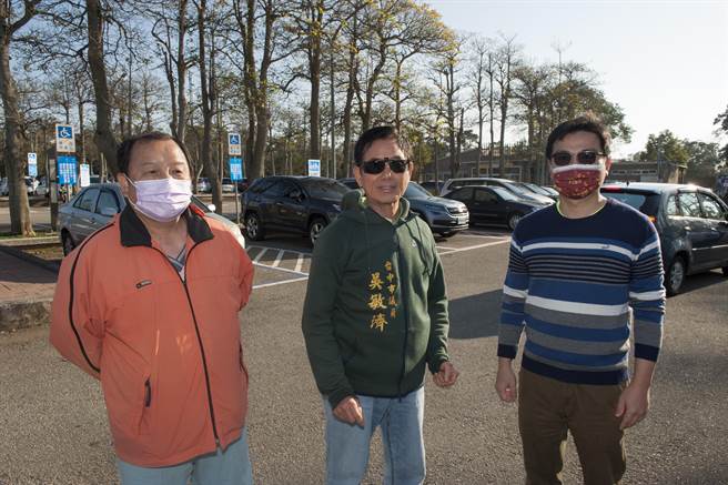大甲铁砧山风景区春节连续假期停车一位难求，台中市议员吴敏济（中）争取建置停车资讯e化系统。（王文吉摄）
