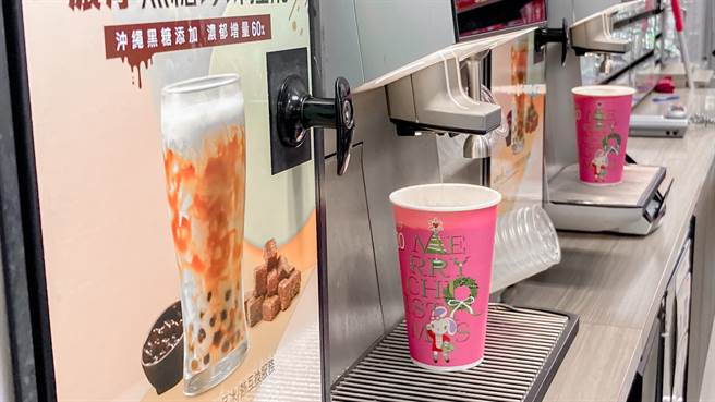 明(17日)初六开工，7-ELEVEN、全家便利商店、莱尔富、OK mart4大超商纷祭出限时咖啡优惠，其中莱尔富更推出1元大热美式咖啡，每店限量100杯，明日早上6点开抢。(示意图/资料照)