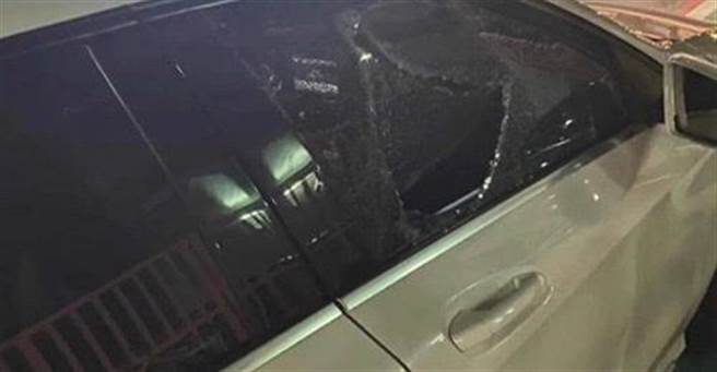 本月14日凌晨2點多，李姓男子向朋友借用的賓士車車窗遭敲破，置物箱內的18萬現金遭竊。（圖：翻攝自臉書社團）