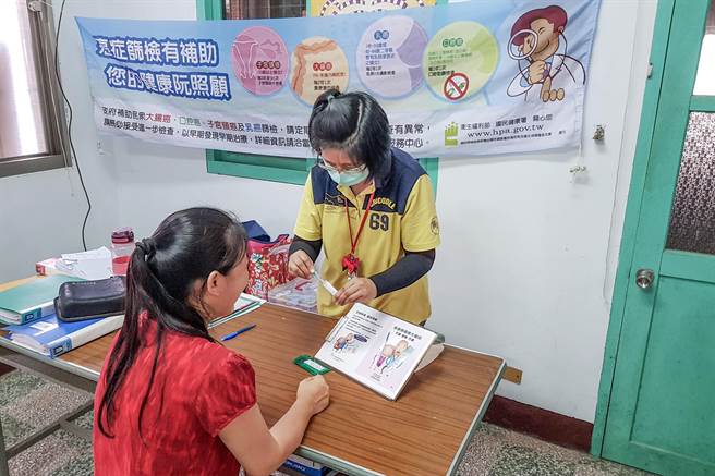 新竹縣衛生局鼓勵民眾篩檢大腸癌，只要10月底前完成首次篩檢者，即可參加抽禮券活動。（縣府提供／羅浚濱新竹傳真）