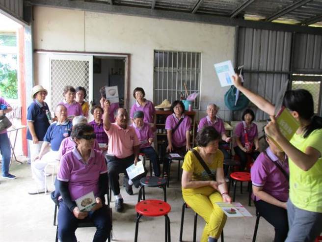 新竹縣社區營養推廣中心辦理社區營養教育講座，推廣「三好一巧」及「我的餐盤」均衡飲食口訣。（縣府提供／羅浚濱新竹傳真）