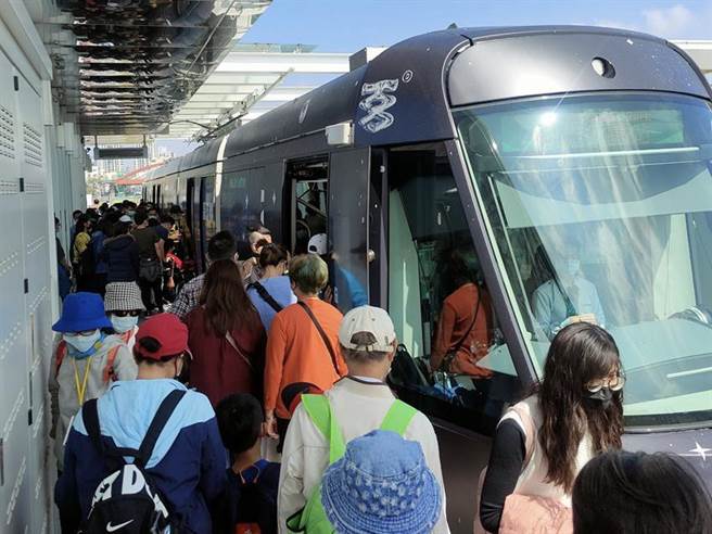 高雄輕軌大南環段通車之後，農曆連假期間，平均每日運量達4.8萬人次。圖／高雄捷運公司提供