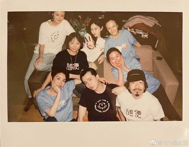 王菲近照曝光宛如少女。(图／翻摄自臧鸿飞微博)