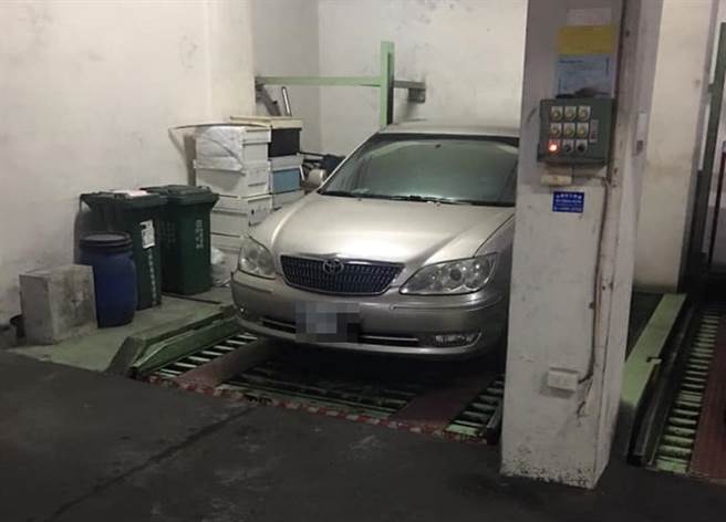 一位男网友遇上霸占停车位的厚脸皮车主，无奈地上网发文抱怨。（翻摄脸书社团《爆怨公社》）