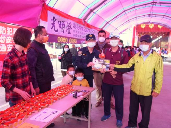 云林县退休警察林启信（右）还愿祈福，5年送出8000多枚六房妈祖金币。（张朝欣摄）