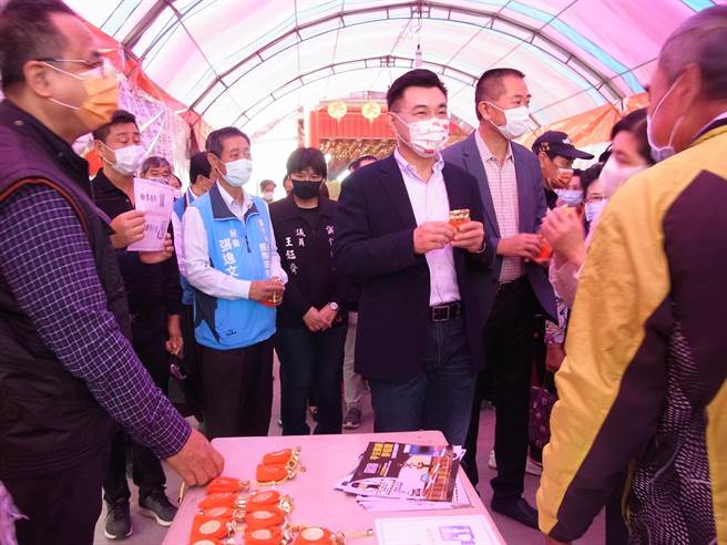 云林县退休警察林启信（右）发送六房妈祖金币还愿祈福，国民党主席江启臣（前右四）讚扬广结善缘。（张朝欣摄）