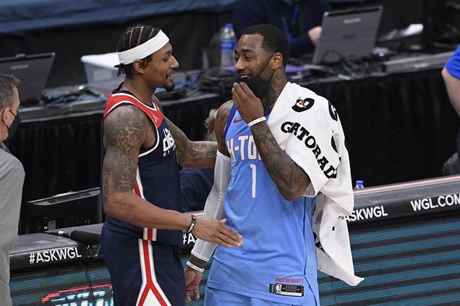 火箭隊沃爾（右）和巫師隊畢爾（左）賽後簡單交談。（美聯社）