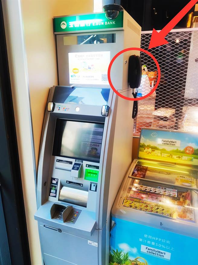 网友到便利商店ATM领钱时，一旁的电话却突然响了！接起瞬间让他当场糗爆。(摘自爆废公社公开版)