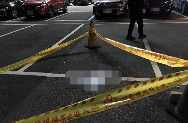 台南市安平區永華路二段停車場現場一攤血跡。（讀者提供／洪榮志台南傳真）
