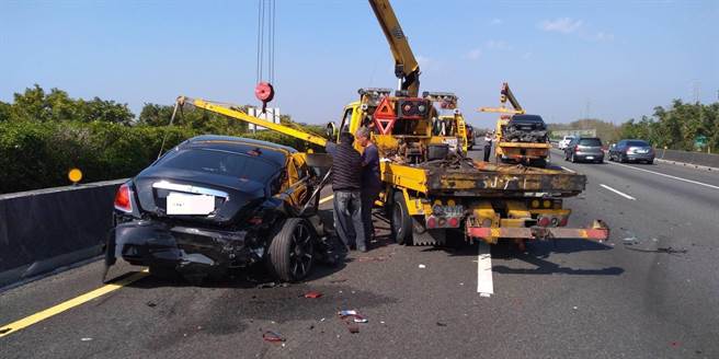 勞斯萊斯追撞前車再被追撞。（民眾提供／吳敏菁彰化傳真）