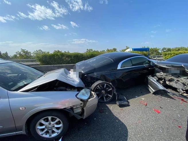 国道一号北上发生连环车祸，网友发现中间遭夹的是豪车劳斯莱斯，纷纷直呼肇事者这下要赔到哭了。（翻摄脸书社团《爆废公社公开版》）