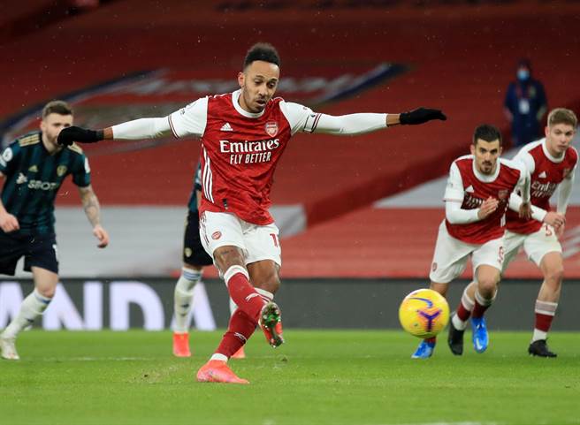 兵工廠隊長奧巴梅楊歸隊首役就罰進12碼球，以帽子戲法助槍手奪勝，但他戴著手套的手背有無新的刺青圖案，卻意外成為外界焦點。（路透）