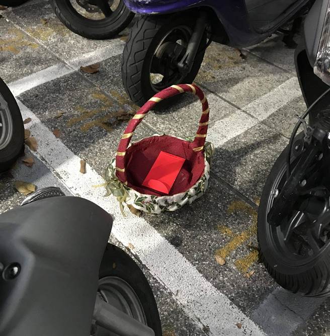 有位民眾表示，过年没收到长辈钱包，却在路边捡到一个包装精美的红包，网友一看就歪直呼，「恭喜姑爷！」(翻摄PTT)