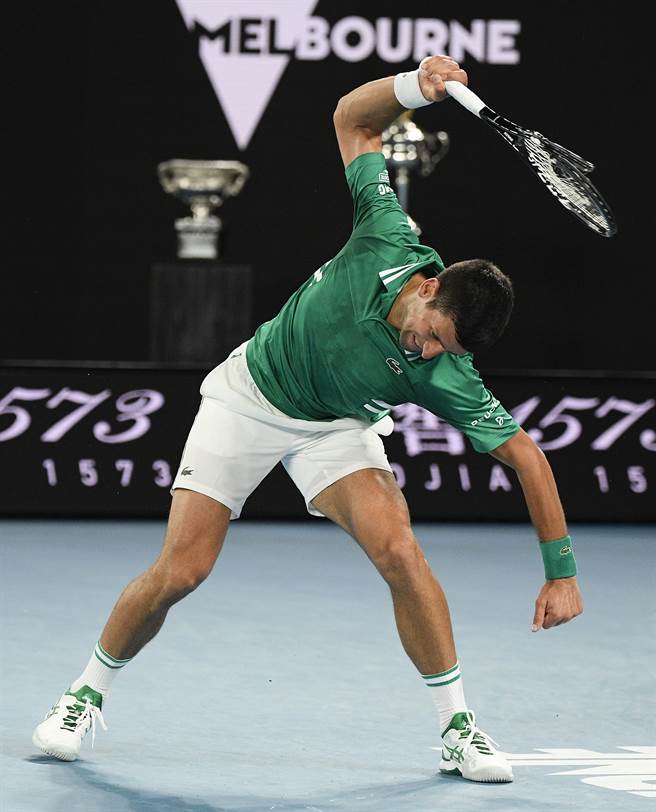 乔柯维奇比赛中再度气到摔拍。（美联社）