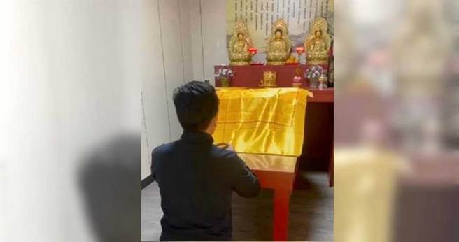 林姓男子撞死小黑却肇事逃逸，昨日深夜到狗儿灵堂下跪致歉。（图／翻摄自邵柏虎脸书）