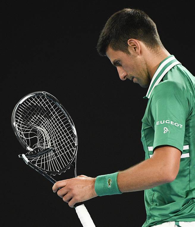 乔柯维奇更换坏掉的球拍。（美联社）