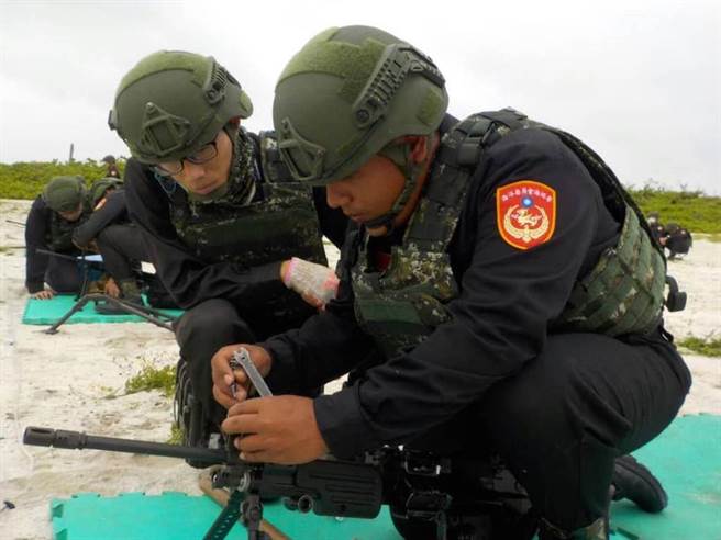 東沙島上的海巡官兵在上島前都由海軍陸戰隊代訓。(圖/海巡署東南沙分署臉書粉專)
