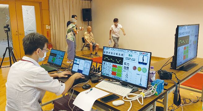 工研院「步态检测步道」结合AI视觉辨识和压力侦测技术，可筛检异常与早衰现象。图／本报资料照片