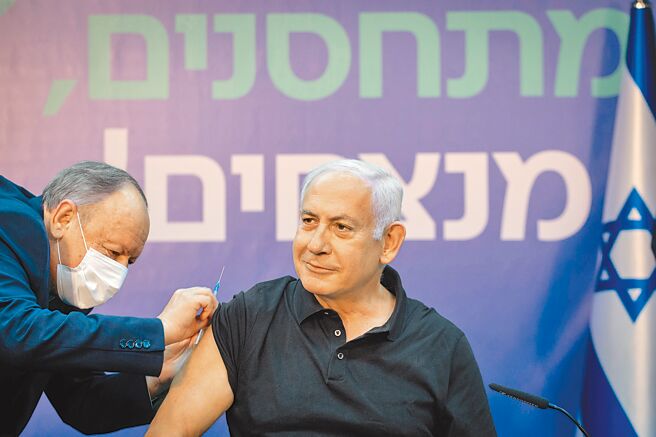 以色列一项大规模研究显示，施打2剂美国药厂辉瑞（Pfizer）与德国生技公司BioNTech合作研发的新冠肺炎疫苗后，有症状感染率比未接种者下降达94％。图为以色列总理接种疫苗的画面。（路透）