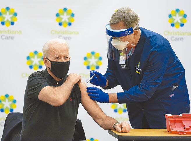 美國總統拜登公開譴責以「武漢肺炎」稱呼新冠肺炎。圖為拜登接種新冠肺炎疫苗。（美聯社）