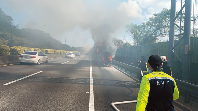 国道1号基隆客运发生火烧车事故，46人惊慌逃生。（民眾提供）