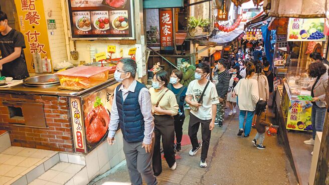 新北市5景点连假人潮眾多，停车场启动管制措施。图为九份老街。（翻摄画面／李俊淇新北传真）