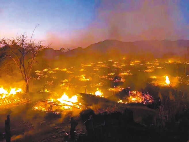 2月15日，超过400年歷史的云南佤族翁丁村古村落发生火灾，火势持续蔓延，活遗产几乎全毁。（摘自搜狐网）