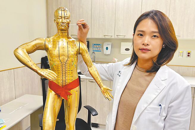 中医大新竹附设医院中医科医师陈亮宇建说，以往脸部针灸主要治疗顏面神经麻痹的患者，近几年从韩国开始流行将顏面针灸应用在中医美容。（罗浚滨摄）