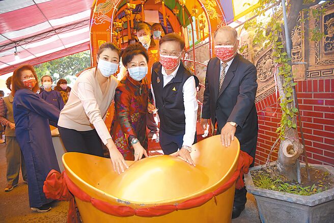 林明溱（右二）、許淑華（左一）等人走過五路財神爺橋，並觸摸大元寶，希望民眾財氣上身、平安發大財。（南投縣政府提供／黃立杰南投傳真）