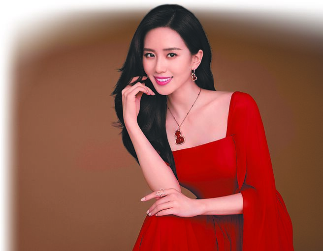 Qeelin代言人刘诗诗佩戴经典葫芦造型红玛瑙Wulu Lace珠宝。（Qeelin提供）