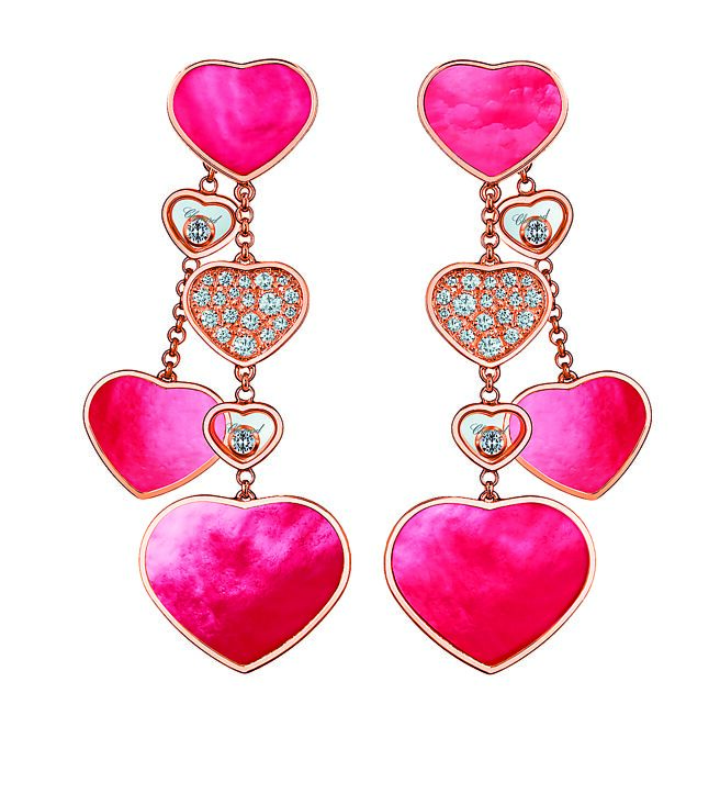 萧邦珠宝献爱心推出Happy Hearts耳环，收益部分捐赠赤子之心基金会，50万9000元。（萧邦提供）
