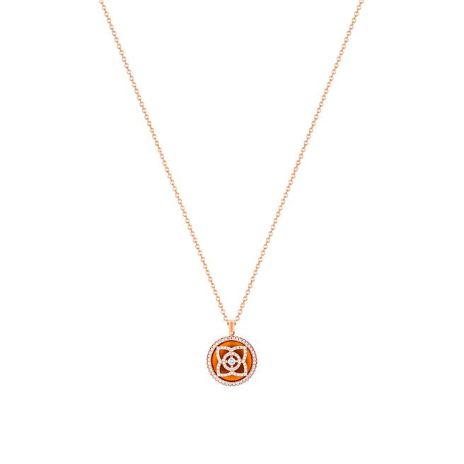 DE BEERS Enchanted Lotus玫瑰金红玉髓钻石项炼，10万1000元。（DE BEERS提供）