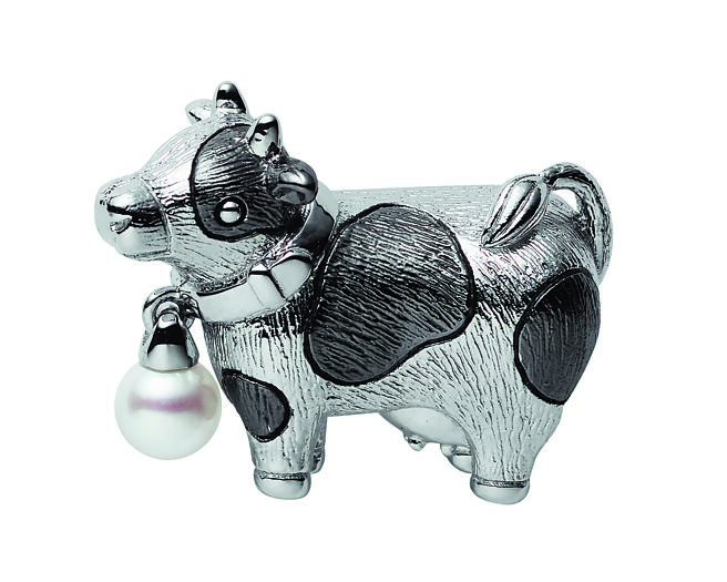 MIKIMOTO主打一款可爱版的牛年珍珠胸针，1万6000元。（MIKIMOTO提供）