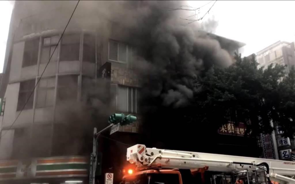 台北市林森北路寢具店今天火警，警消救出7人，幸無傷亡。（翻攝畫面）