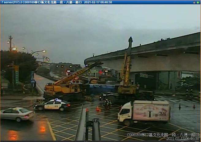 新北市林口區文化北路與中山高林口二南下匝道口於凌晨3時左右，一輛載滿丙烯氣體槽車疑似煞車失靈，過彎失控翻覆車禍。（圖／翻攝自臉書「新北交通族」）