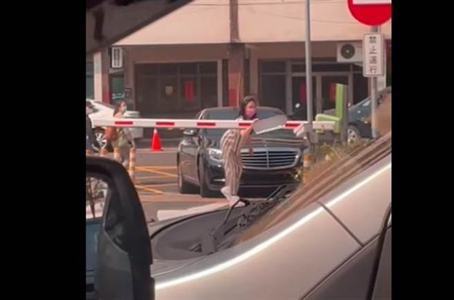 疑似停車場自動辨識系統失靈，一輛賓士無法入場，一名女子竟下車霸氣拆車牌亂揮，奇葩舉動讓1.4萬網友全看傻。（圖／翻攝自爆廢1公社）