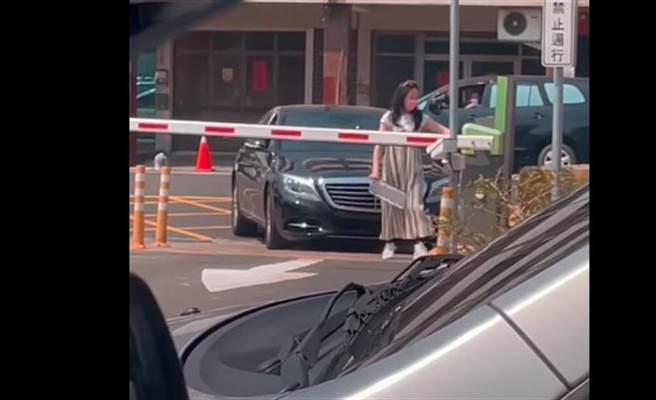 停车场辨识失灵，宾士女下车霸气拆车牌乱挥仍感应无效，才终于寻求工作人员的帮助。（图／翻摄自爆废1公社）