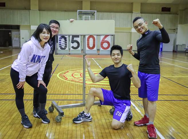 国民党立委蒋万安（右二）脚上的「鞋王」，拍卖平台上售价1万至3万多元不等。（图为资料照／摘自洪孟楷脸书）