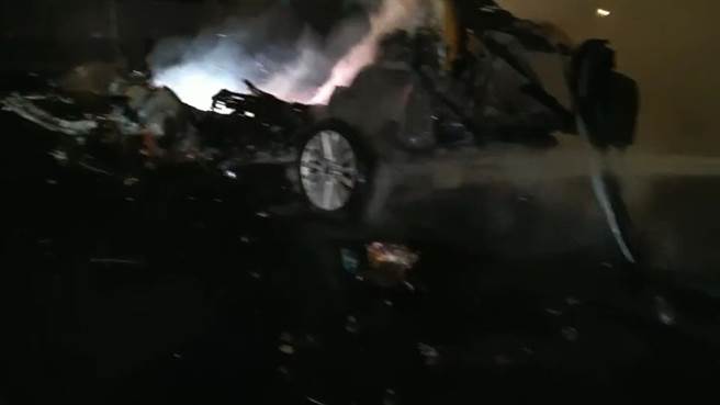 轿车在事故后起火燃烧，警消赶紧布线灭火。（翻摄照片）