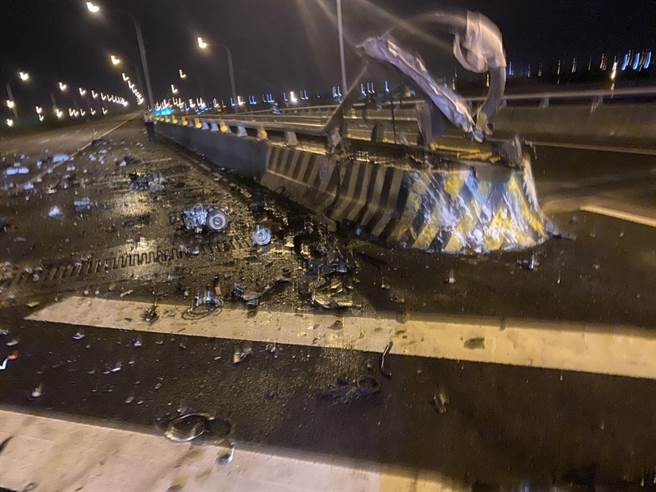 图为轿车所撞击的护栏。（翻摄照片）