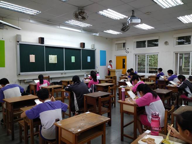 学生补习班内群聚恐成疫情破口，北市教育局指出，若未落实防疫规定将依法裁处，教室内上课示意图。（吴康玮摄）