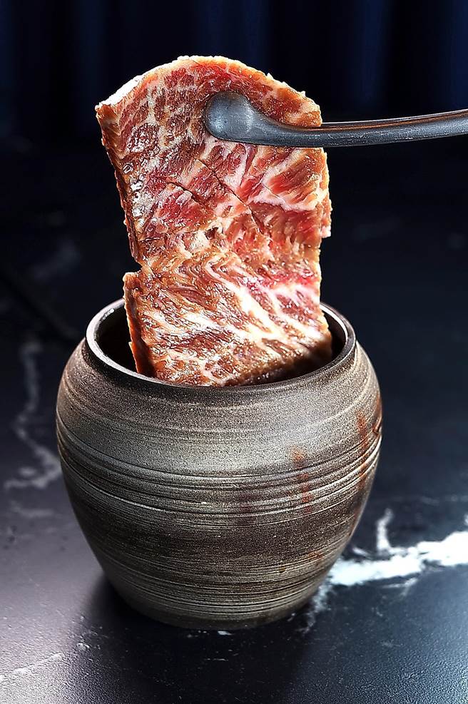 〈酱瓮带骨牛小排〉是将带骨牛小排放在小瓮中浸泡酱汁赋味后再烧烤。（图／姚舜）